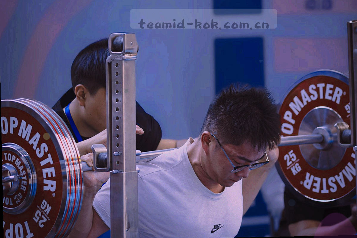 手绘战术板上的箭头与球员号码标记，示意球员与轮次之间的数据连接